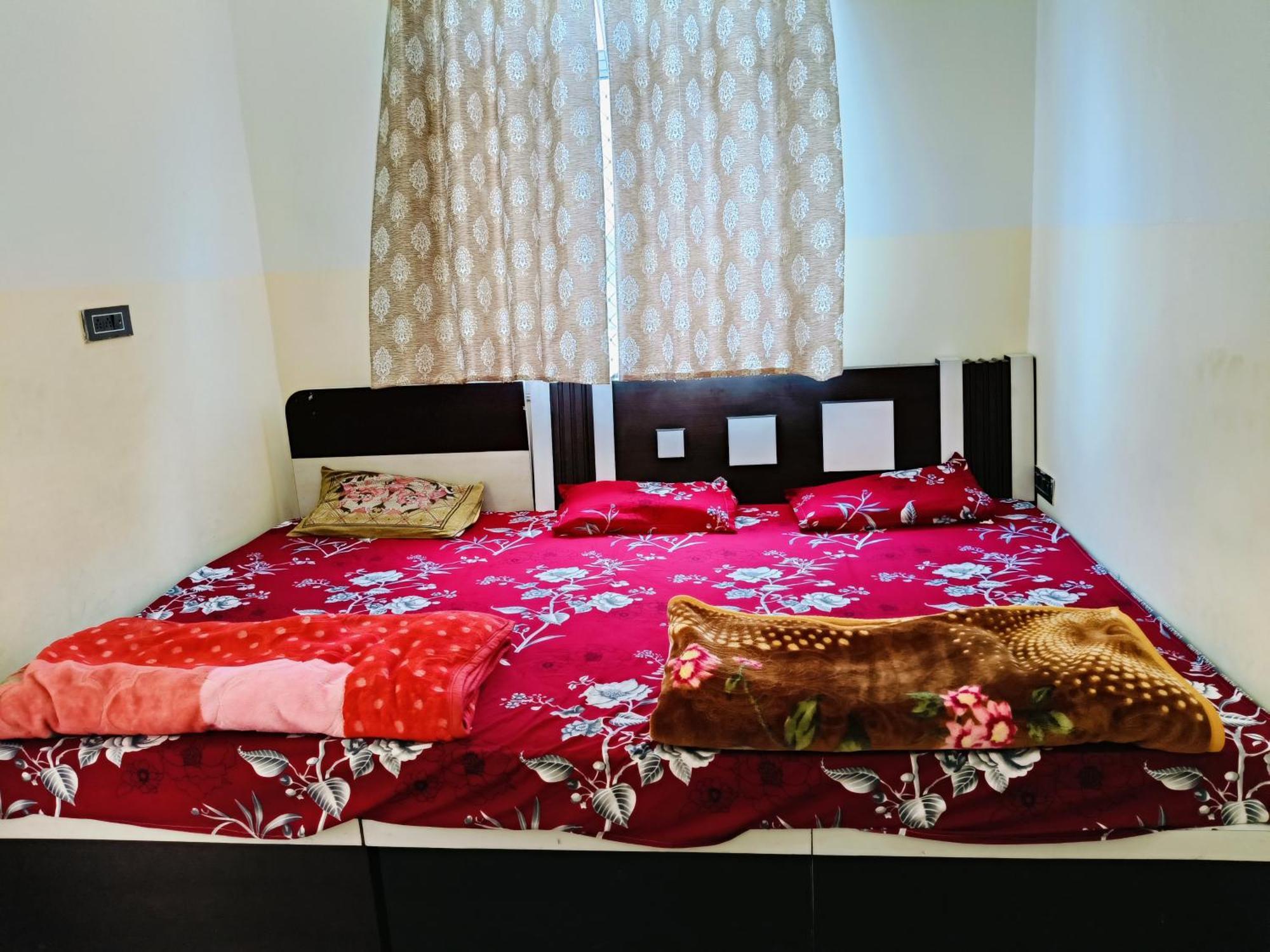 Jai Hanuman Guest House Palsana  Екстер'єр фото