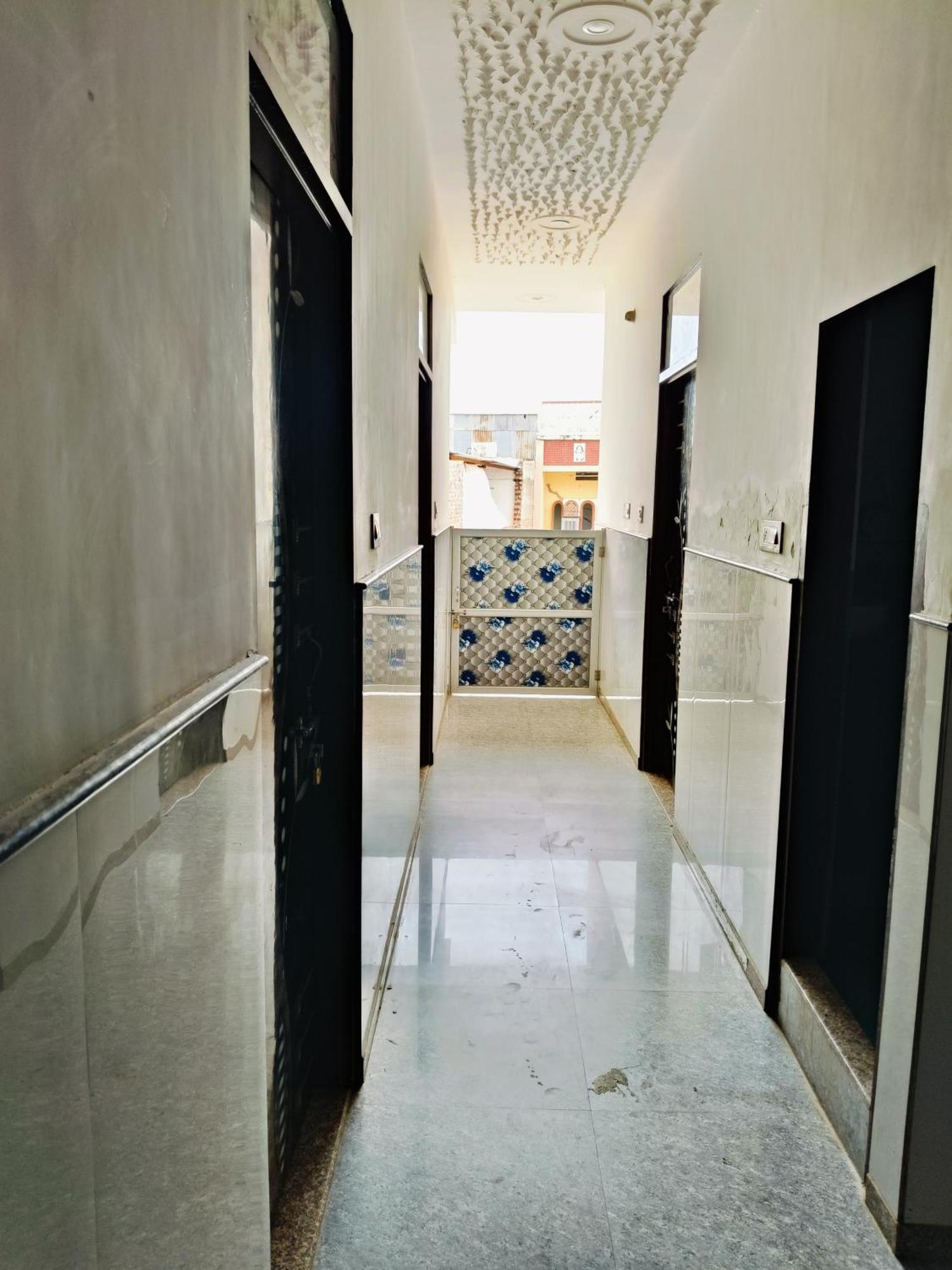 Jai Hanuman Guest House Palsana  Екстер'єр фото