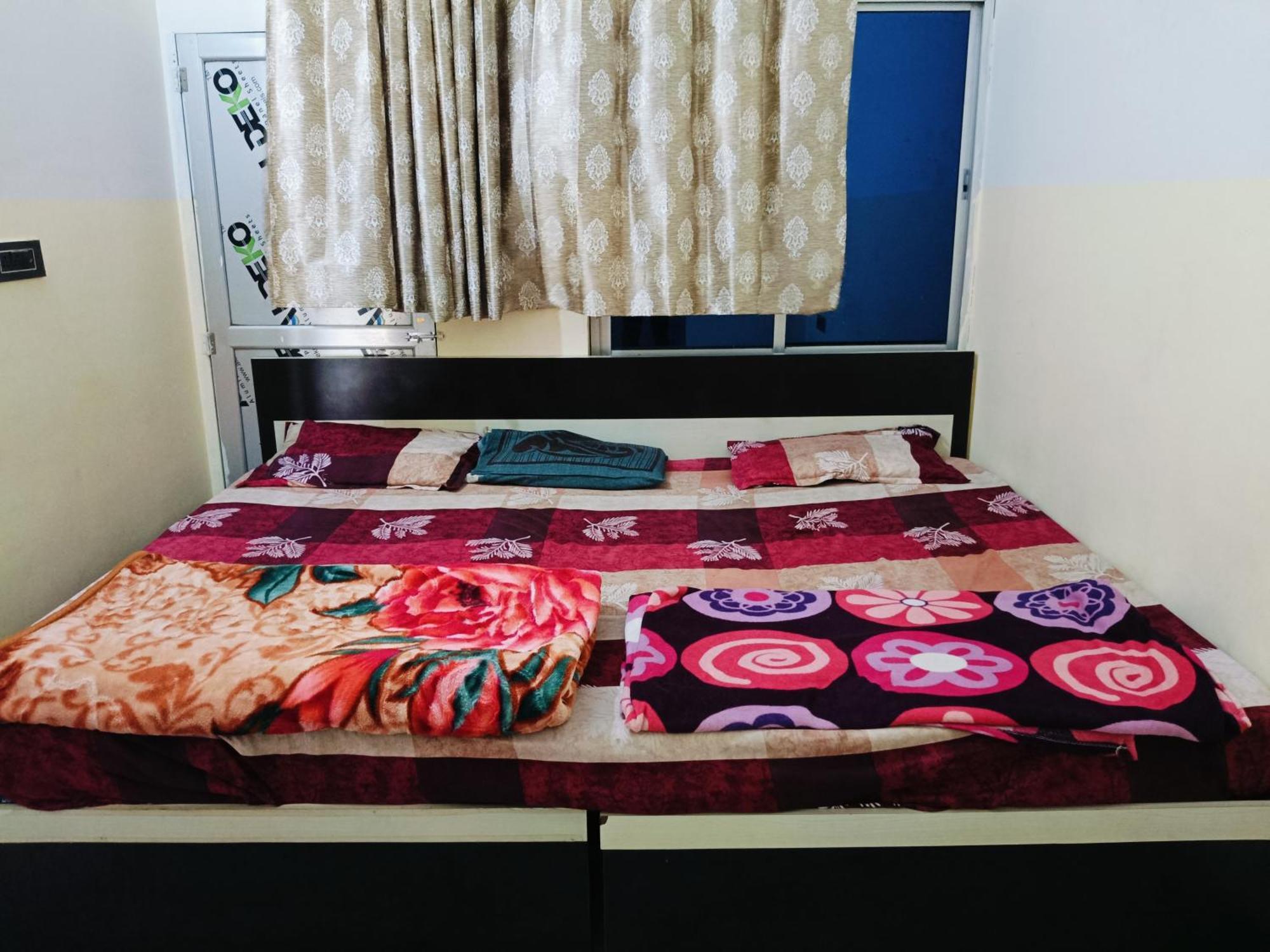 Jai Hanuman Guest House Palsana  Екстер'єр фото